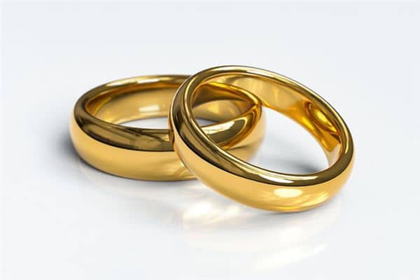 梦见戴金戒指是什么意思 梦见戴金戒指是什么意思