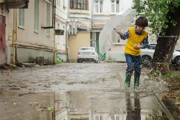 梦见掉进坑里是什么意思 梦见掉进坑里是什么意思