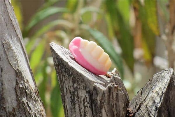 梦见假牙坏了是什么意思 梦见假牙坏了是什么意思