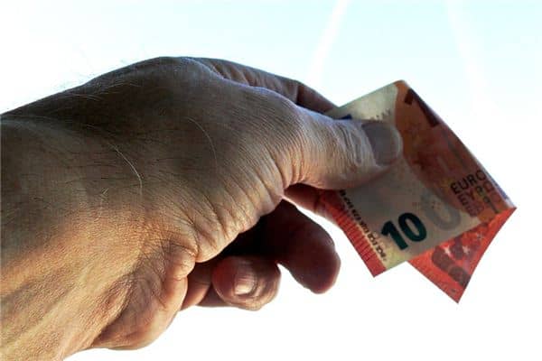 梦见给别人钱是什么意思 梦见给别人钱是什么意思