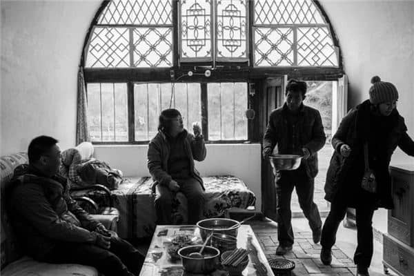 梦见陌生人来家里是什么意思