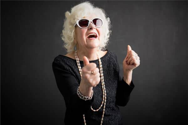 梦见去世的姥姥还活着是什么意思