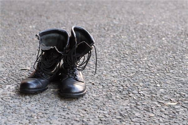 梦见女人穿黑色靴子是什么意思