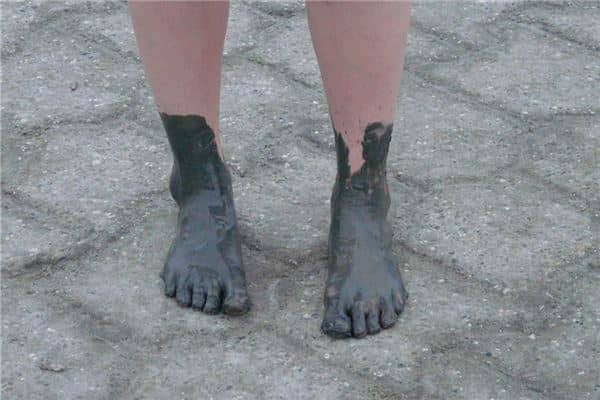 梦见女人掉泥潭里是什么意思