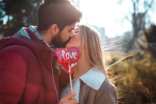 梦见和女生接吻是什么意思