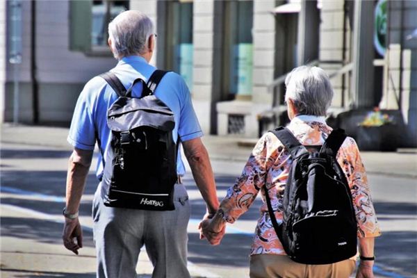 已故丈夫活着说话