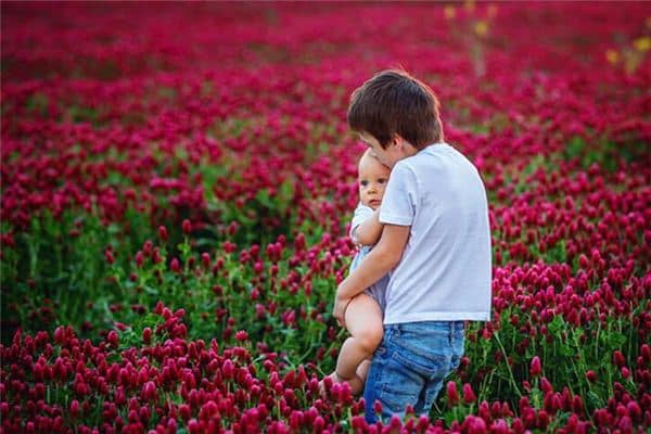 梦见抱小男孩撤尿是什么意思