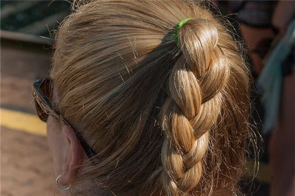 梦见别人给我编头发是什么意思