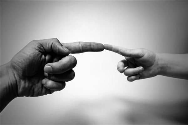 梦见手指粘屎是什么意思