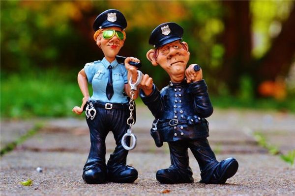梦见警察抓人是什么意思