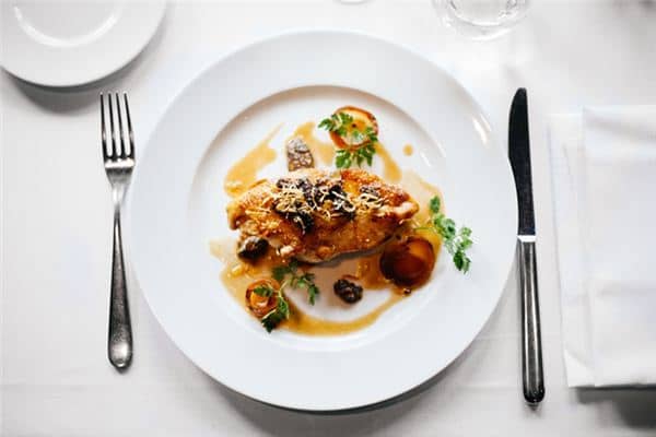 梦见看别人吃熟肉是什么意思