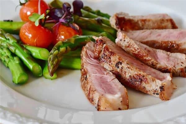 梦见好多人一起吃肉是什么意思