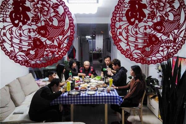 梦见全家人一起吃饭是什么意思