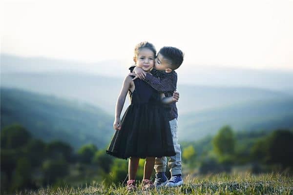 梦见抱小女孩是什么意思