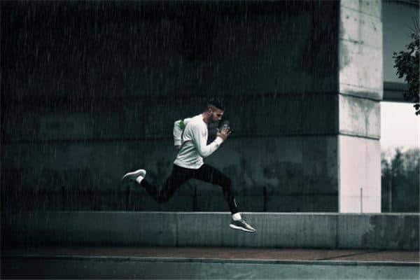 梦见追着别人跑是什么意思