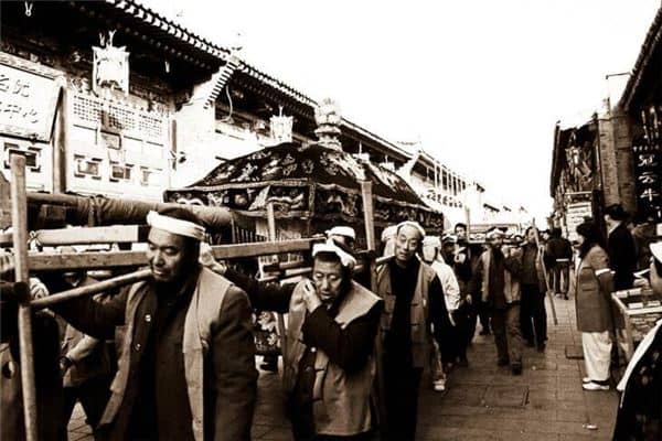 梦见有人出殡的场面是什么意思