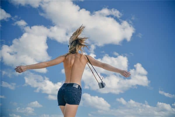 梦见自己光全身走是什么意思