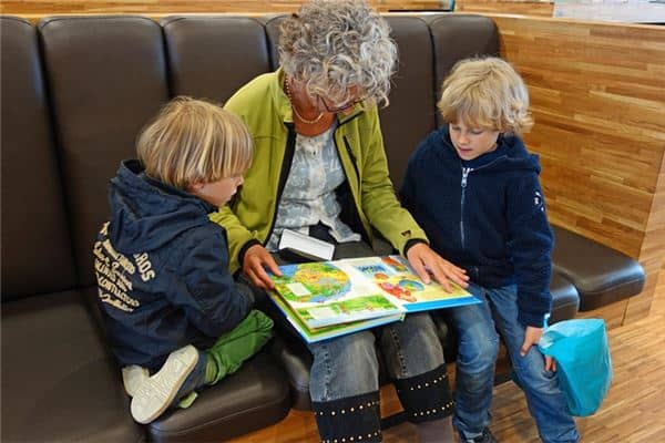 梦见老太太和小孩是什么意思