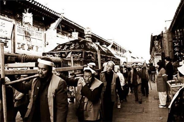 梦见抬死人去埋葬是什么意思