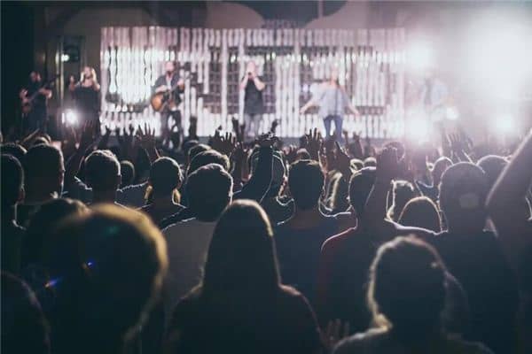 梦见一群人唱歌跳舞是什么意思