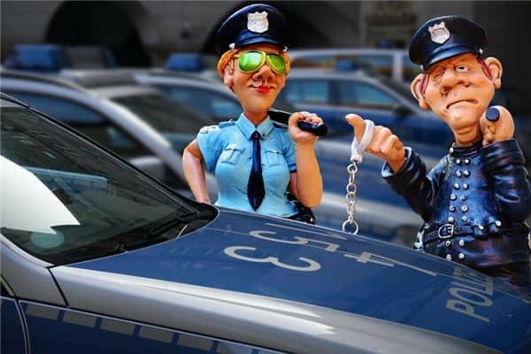 梦见警察抓人是什么意思