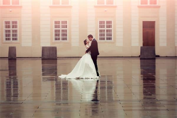 梦见别人结婚是什么意思