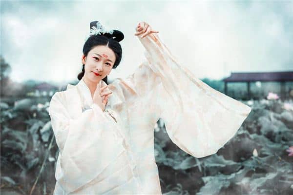 梦见不认识的女生是什么意思