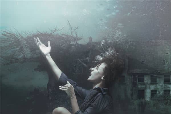 梦见母亲女儿掉河里是什么意思