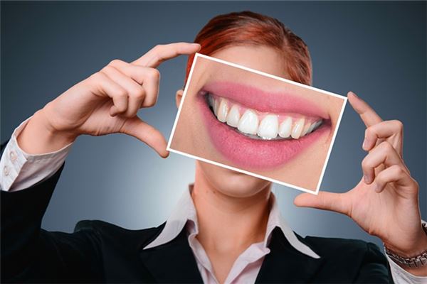 梦见掉了好多牙齿吐出一把是什么意思