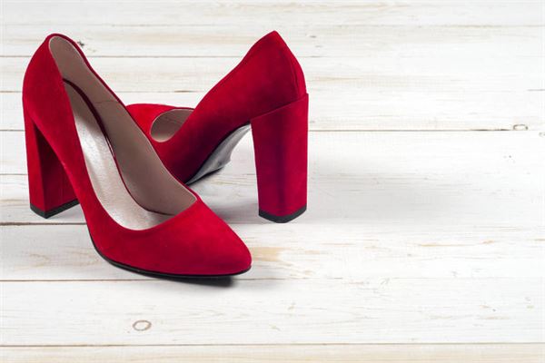 梦见红色高跟鞋是什么意思