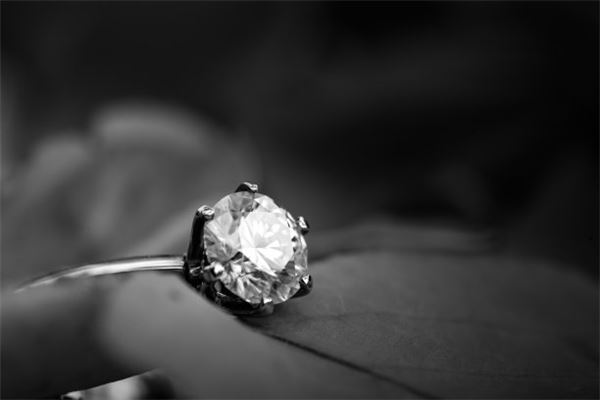 梦见钻石就会幸福吗是什么意思