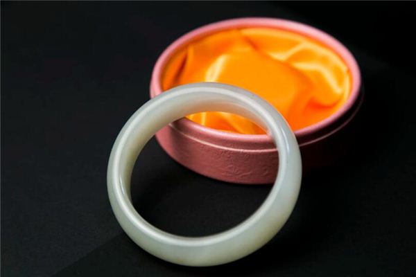 梦见手镯是什么意思