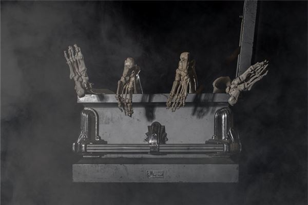 梦见黑棺材是什么意思