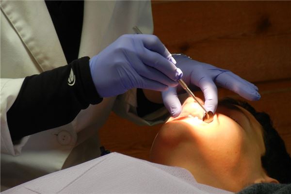 梦见牙缝里有拉不完的长线是什么意思