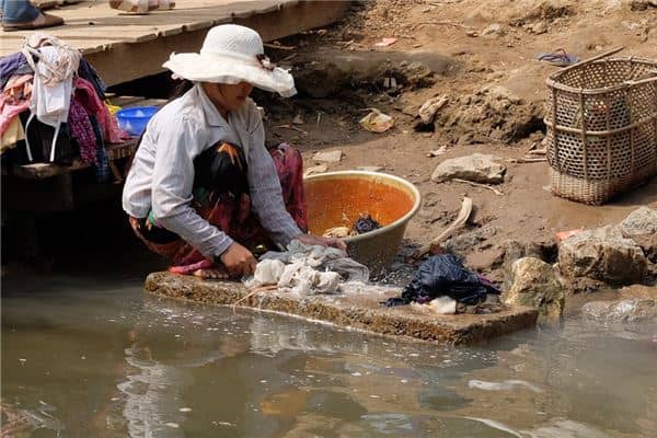 梦见衣服掉水里追捞是什么意思