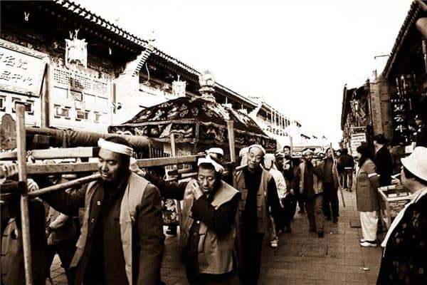 梦见抬死人没有棺材是什么意思