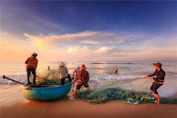 梦见女人在河里抓鱼是什么意思