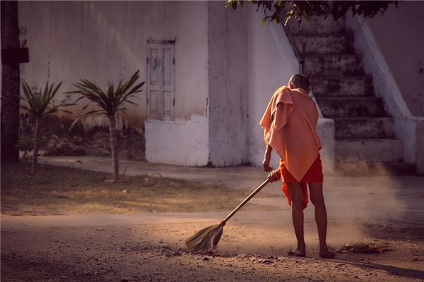 梦见清理别人的大便是什么意思