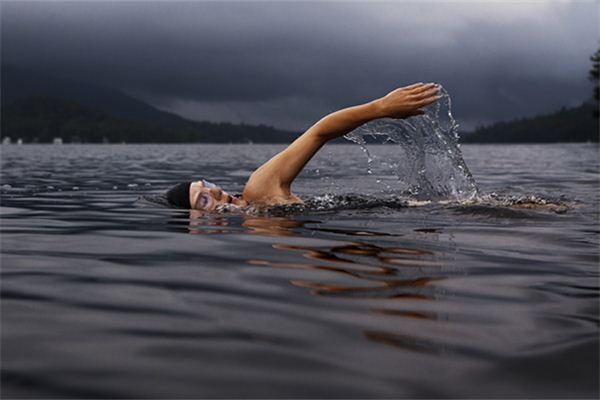 梦见河里游泳是什么意思