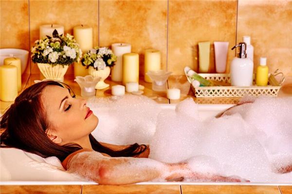 梦见洗澡被人看见是什么意思