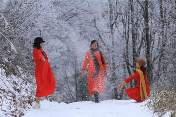 梦见女人嬉闹是什么意思