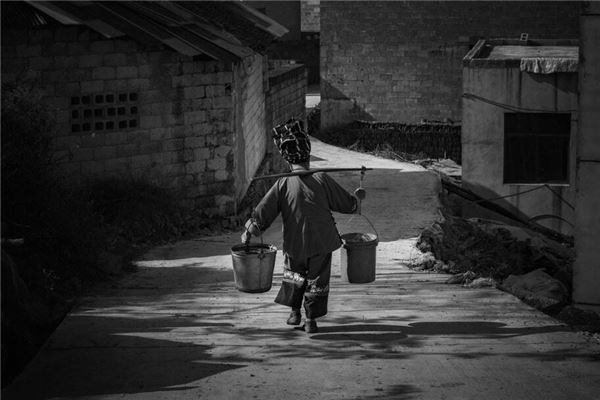 梦见用扁担挑水是什么意思