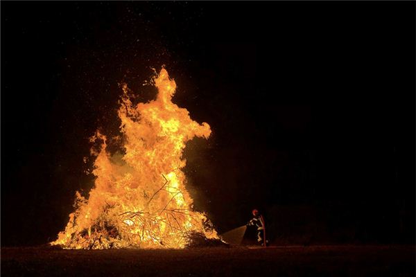 梦见女人用水灭火是什么意思