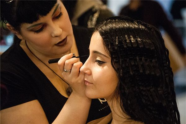 梦见女人画眉毛没画好是什么意思