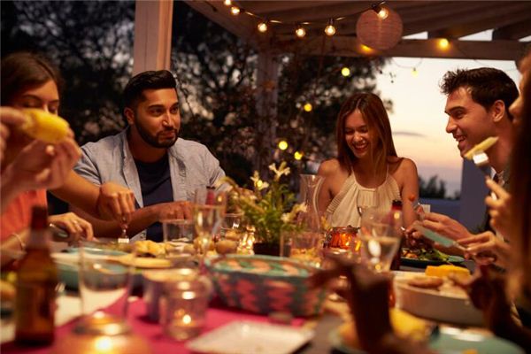 梦见亲戚来家里吃饭是什么意思