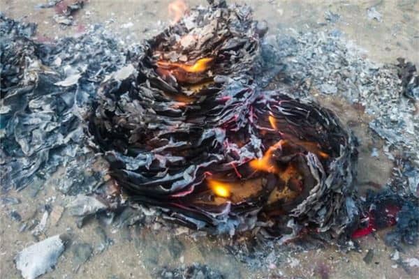 梦见烧纸钱火很旺是什么意思