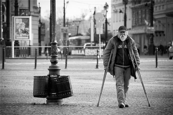 梦见拄拐杖是什么意思