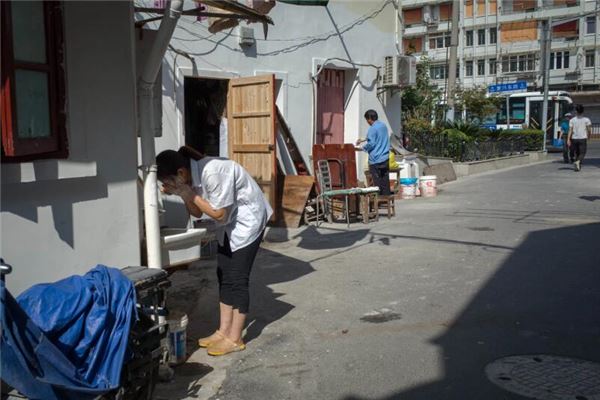 梦见已婚女人自己洗脸是什么意思