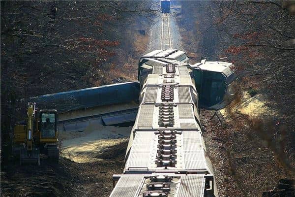 梦见火车脱轨翻车是什么意思