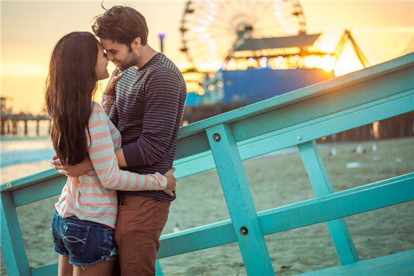 梦见和不熟悉的人接吻是什么意思